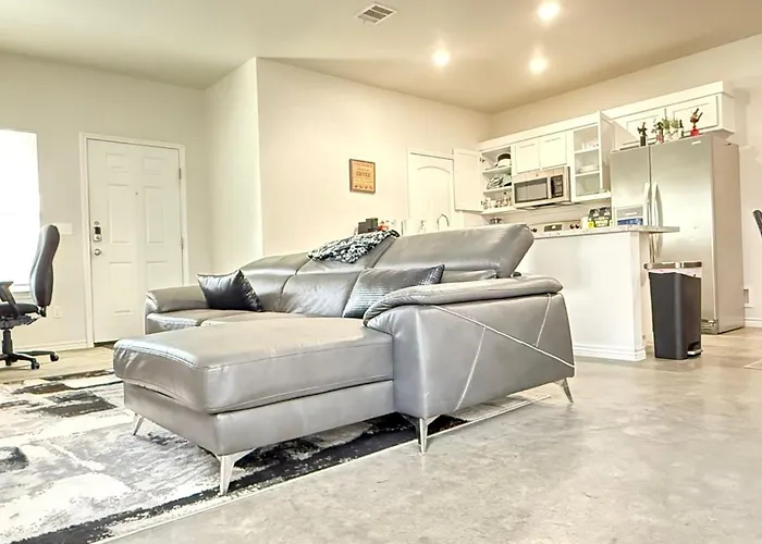 Urban Oasis Apartment *